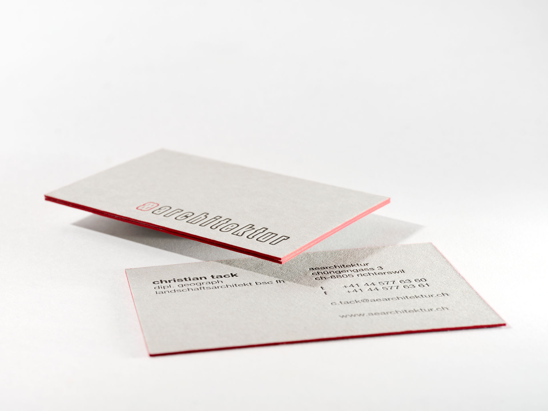 Farbschnitt mit roter Pantone Farbe