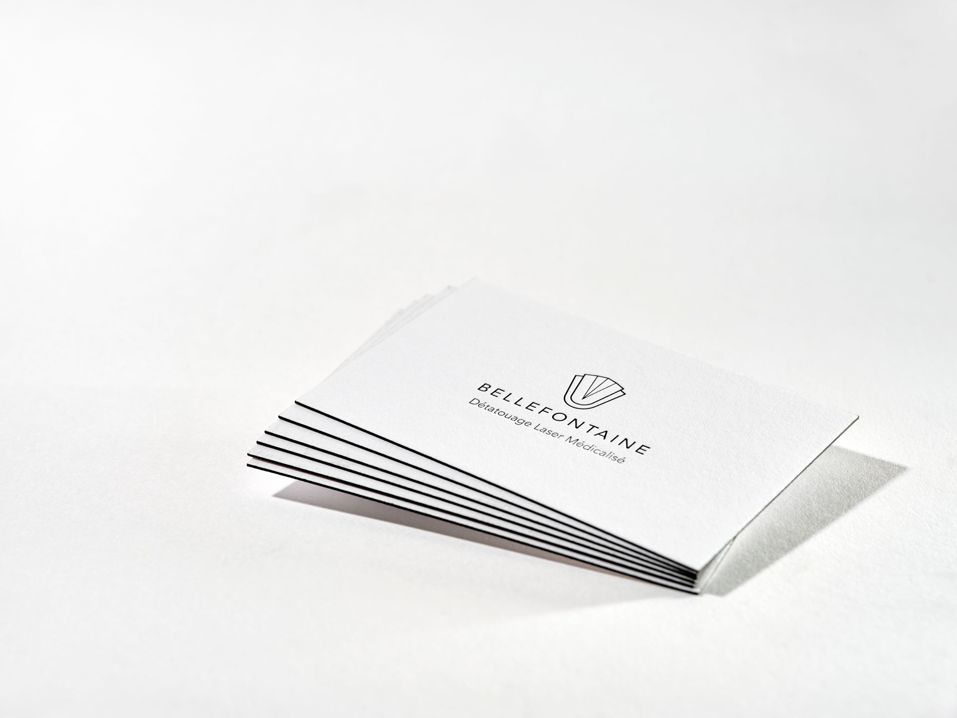 Farbschnitt mit schwarzer Pantone Farbe